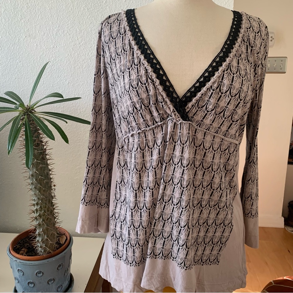 Language grey and black long sleeve tunic top with v-neck in a black open ribbon